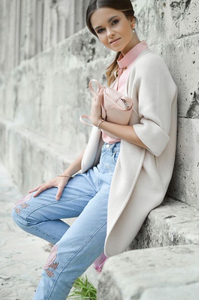 Pastel Jeans Are a Best Buy. Here Are Few Reasons 1 fashion woman pastel brunette1