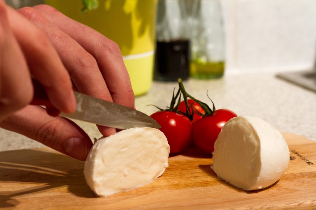 Tomato Gazpacho With Paprika and Mozzarella 1 mozzarella 681466 12801